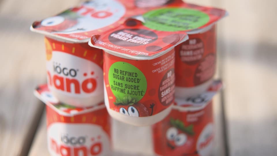 Des yogourts nano sur une table