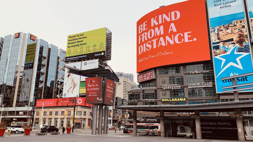 Des panneaux d'affichage numériques à la place Yonge and Dundas à Toronto.