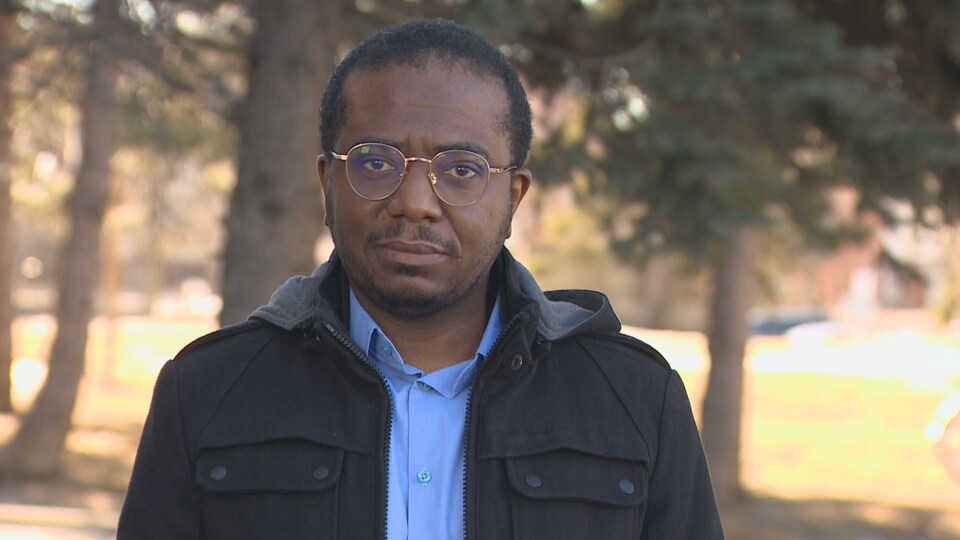 Youssouf Sammi pose devant la caméra lors d'une entrevue. 