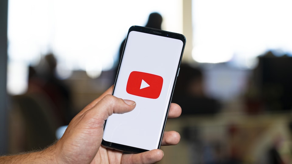 Un téléphone avec le logo de YouTube.