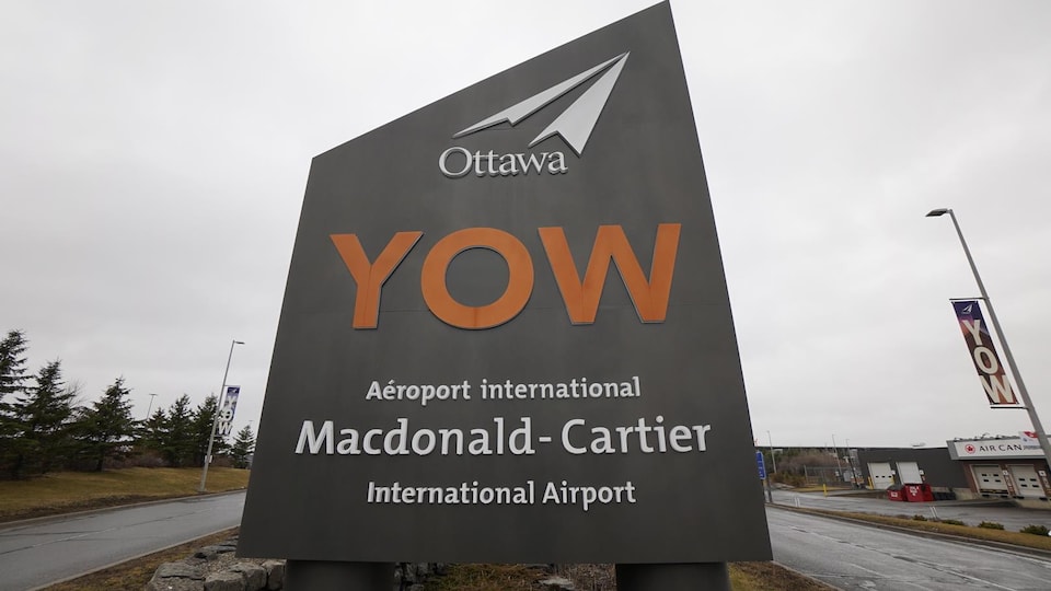 Le panneau qui indique l'aéroport Macdonald-Cartier.