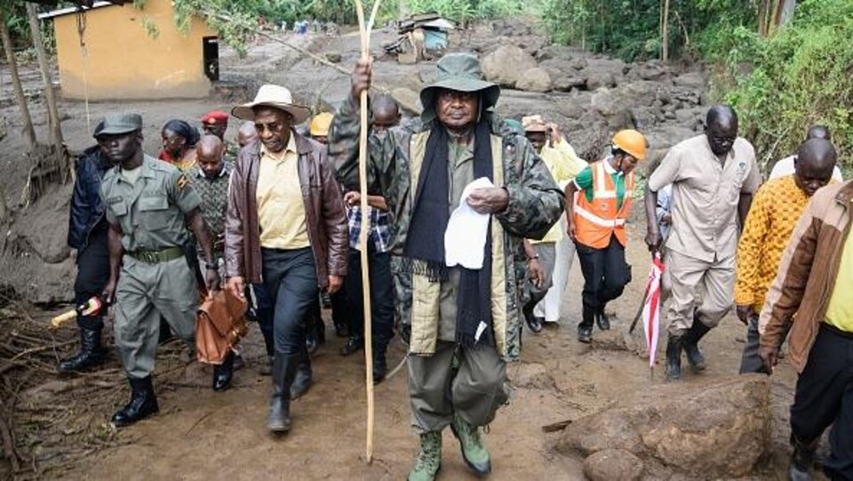 Le président ougandais, Yoweri Musevini, entouré de plusieurs personnes dans un village éloigné de l’est du pays.