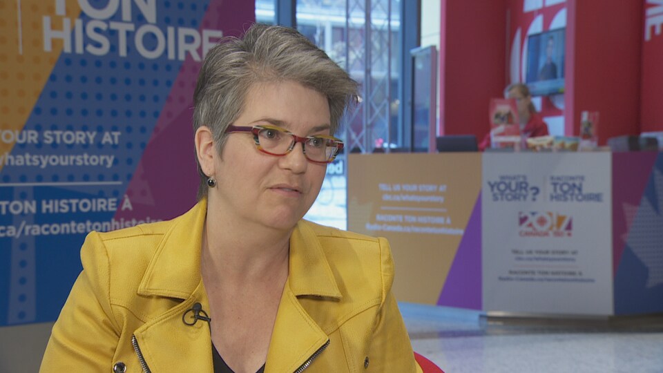 Potrait de Mireille Messier dans les locaux de Radio-Canada