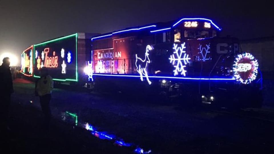 Un train illuminé de motifs de Noël