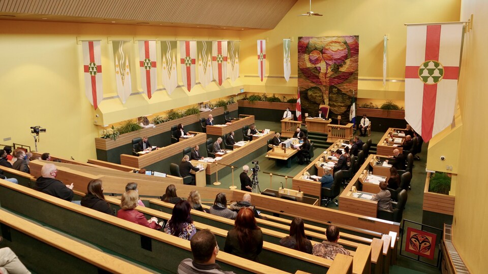Vue d'ensemble de la salle où siègent les députés du Yukon.