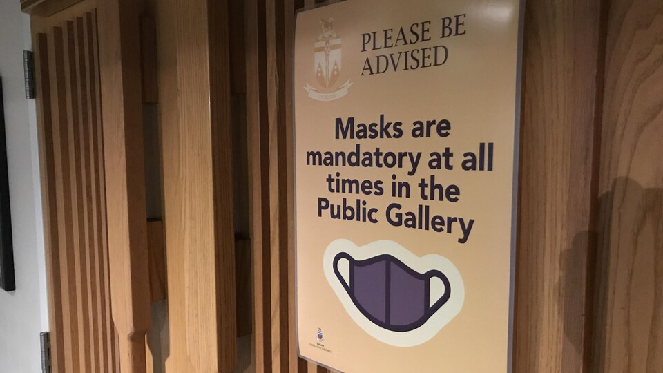 Une affiche demande au public de porter le masque.