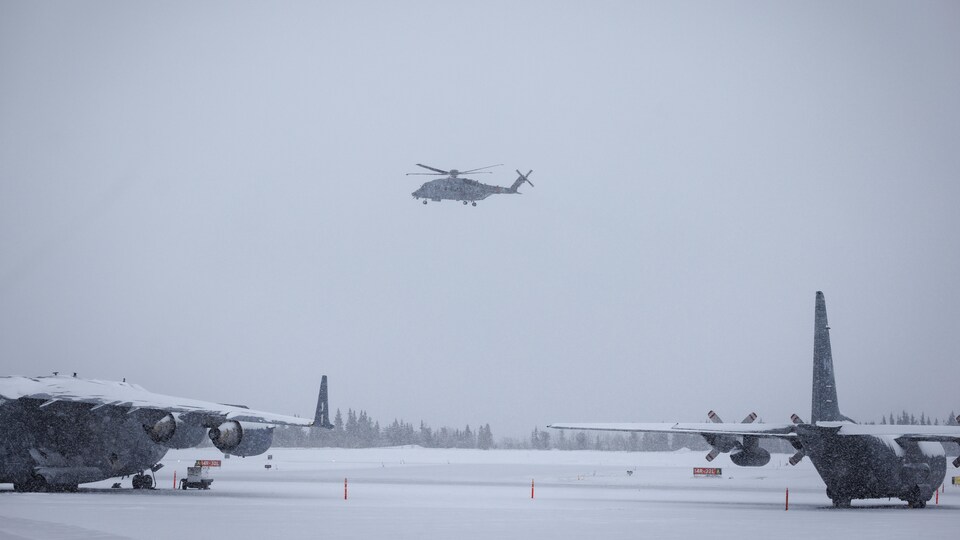 Des avions militaires qui ont participé à la recherche d'un objet aérien abattu au-dessus du Yukon, le 13 février 2023.
