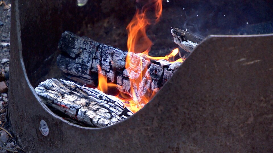 Un feu dans un baril à combustion.