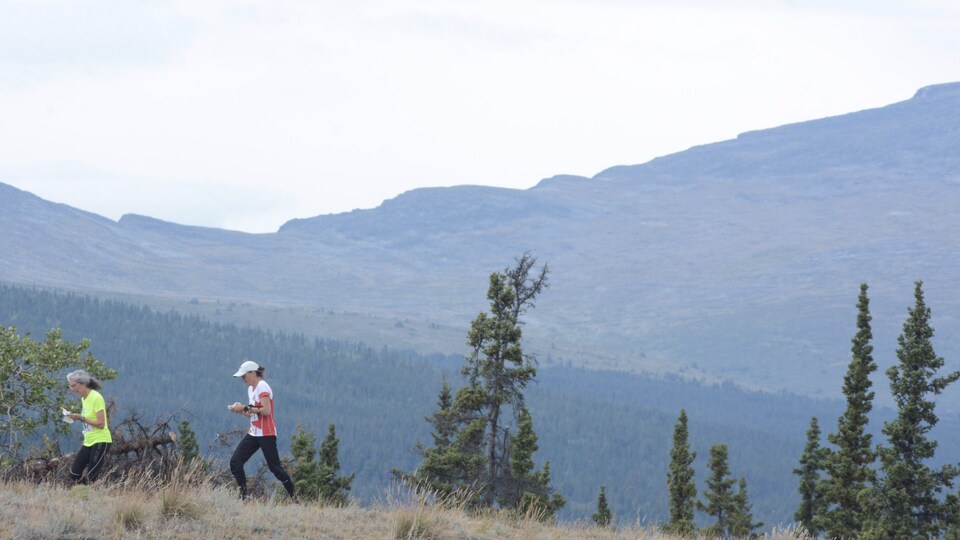 deux participantes devant les montagnes