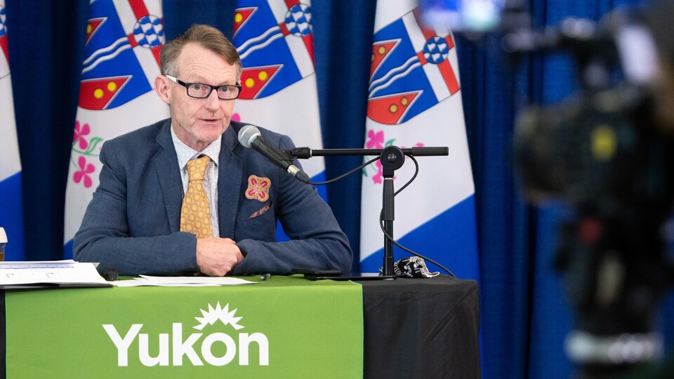 Brendan Hanley parle devant une caméra en conférence de presse.