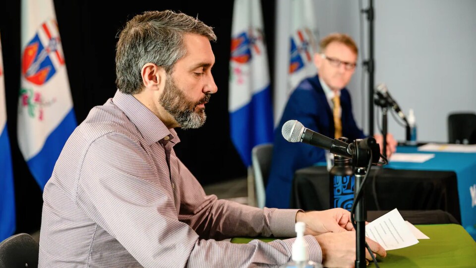Le premier ministre parle dans un micro.