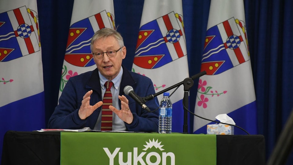 André Corriveau parle dans un micro lors d'une conférence de presse.