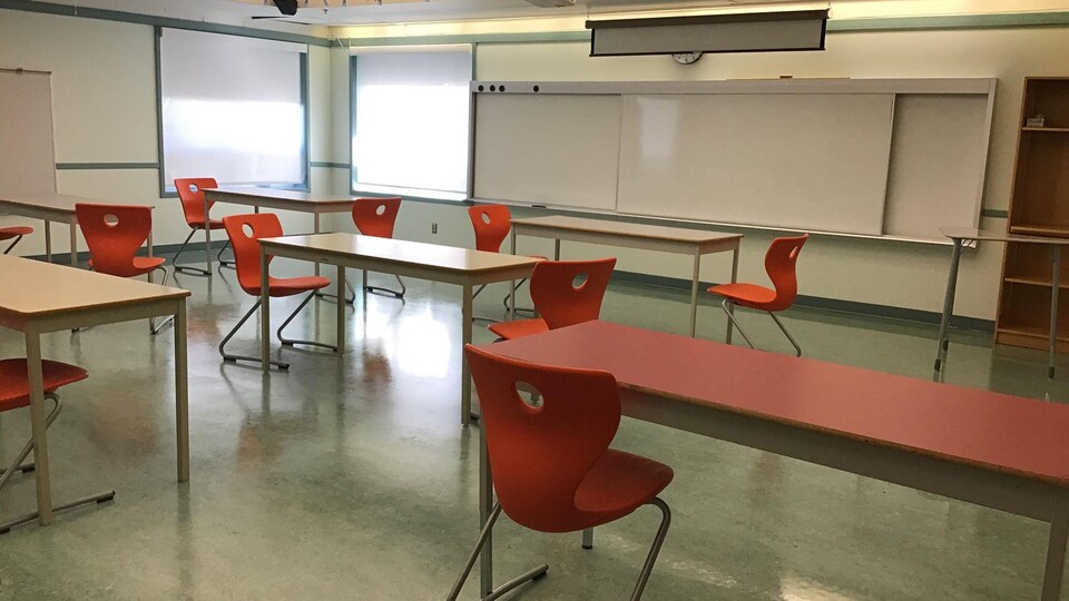 Des bancs d'école dispersés autour des bureaux.