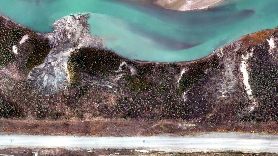 Vue aérienne d'un fleuve près de la terre.