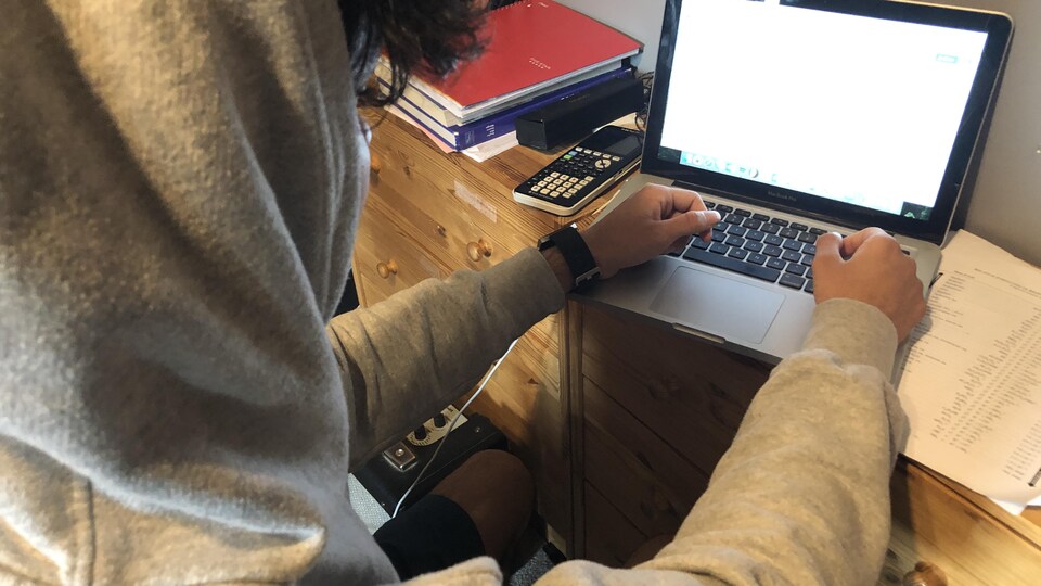 Un élève devant son écran d'ordinateur portable.