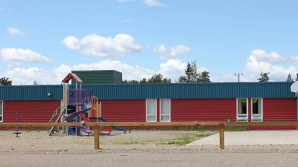 Façade de l'école et de son terrain de jeu.