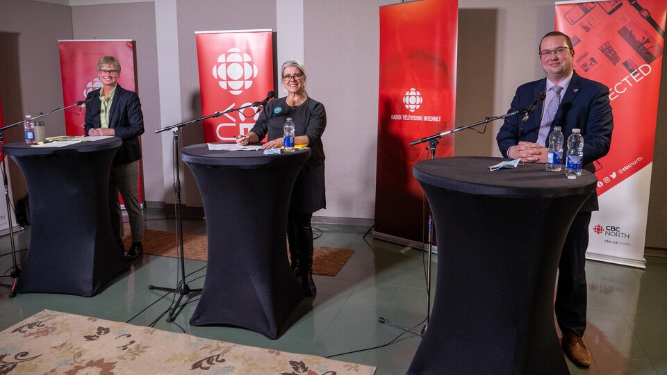 Les trois candidats derrière leur pupitre lors du débat.