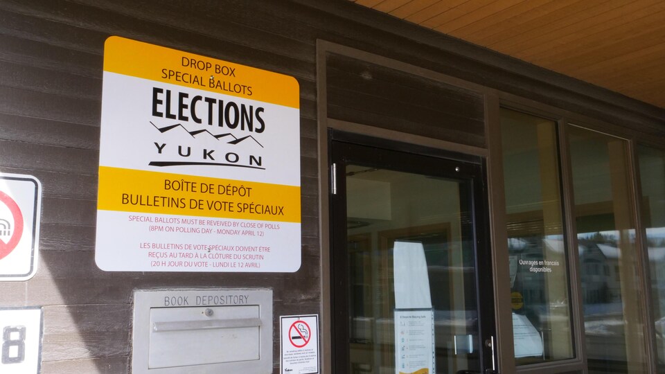 Une affiche indiquant une boîte sur le mur extérieur d'un édifice.