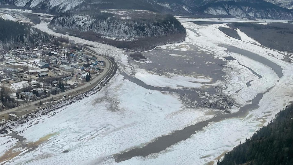 Photo aérienne des deux cours d'eau en partie recouverts de glace.