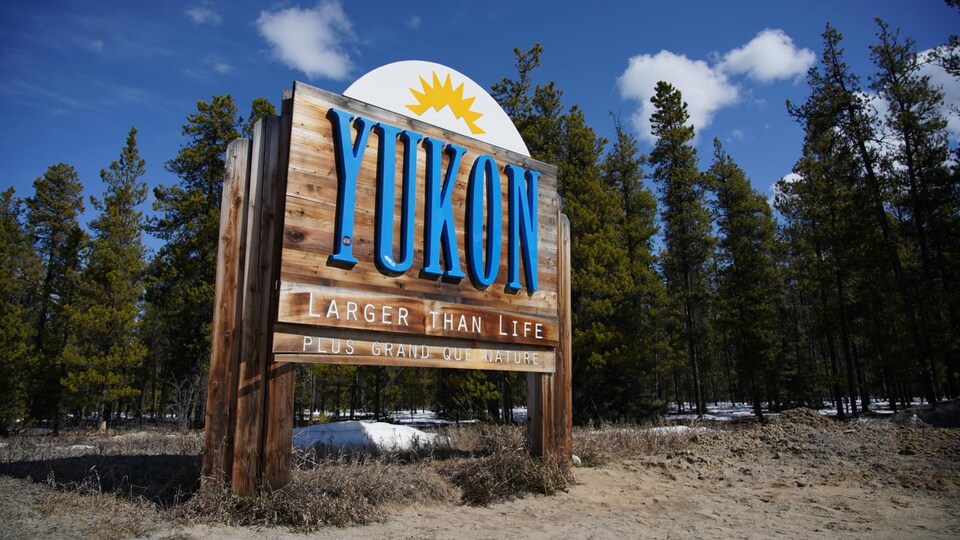 Pancarte en bois marquant l'entrée au Yukon.