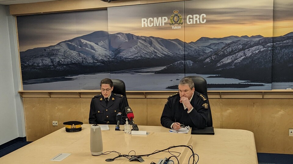 Deux agents portant l'uniforme de la GRC dans une salle de conférence.