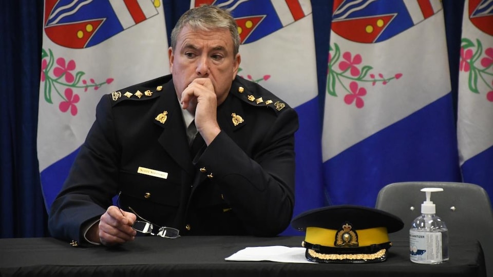 Scott Sheppard, la main sur la bouche, lors d'une conférence de presse.
