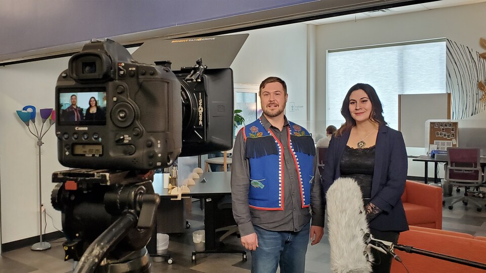 Blair Hogan et Jessie Stephen sont photographiés pendant une entrevue.