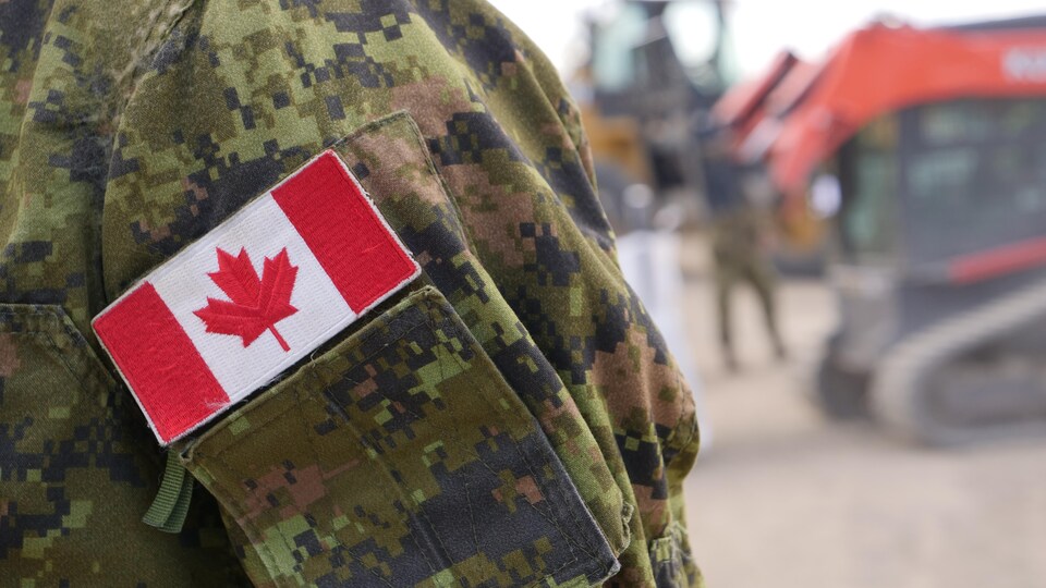 Gros plan d'un drapeau canadien sur un uniforme.