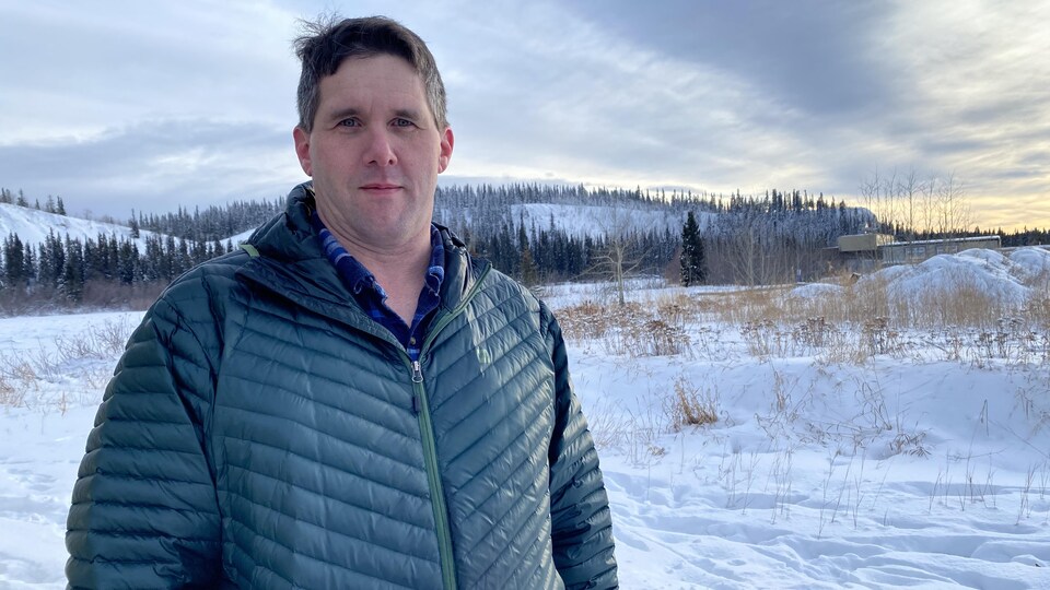 Jamie Kenyon près du fleuve Yukon à Whitehorse, le 18 janvier 2023.   