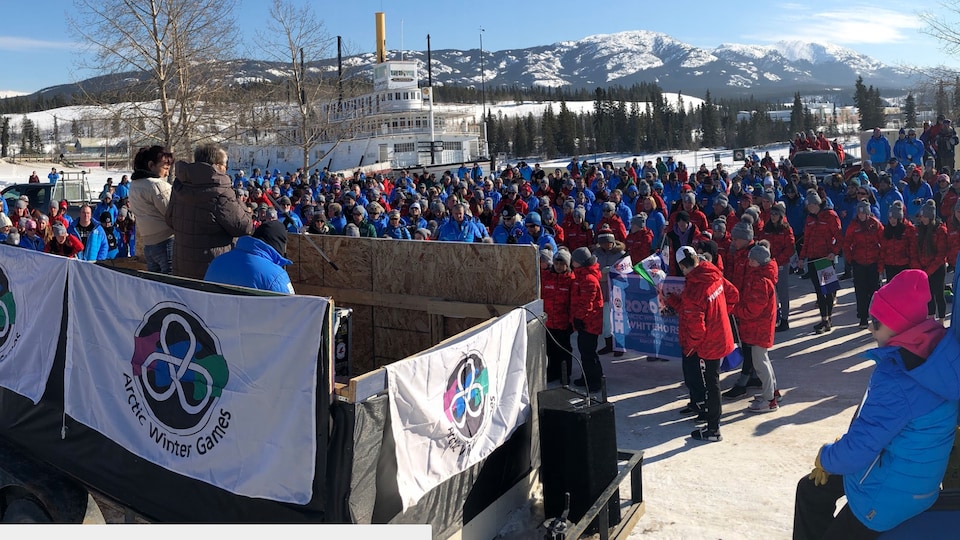 Grand rassemblement extérieur d'athlètes.