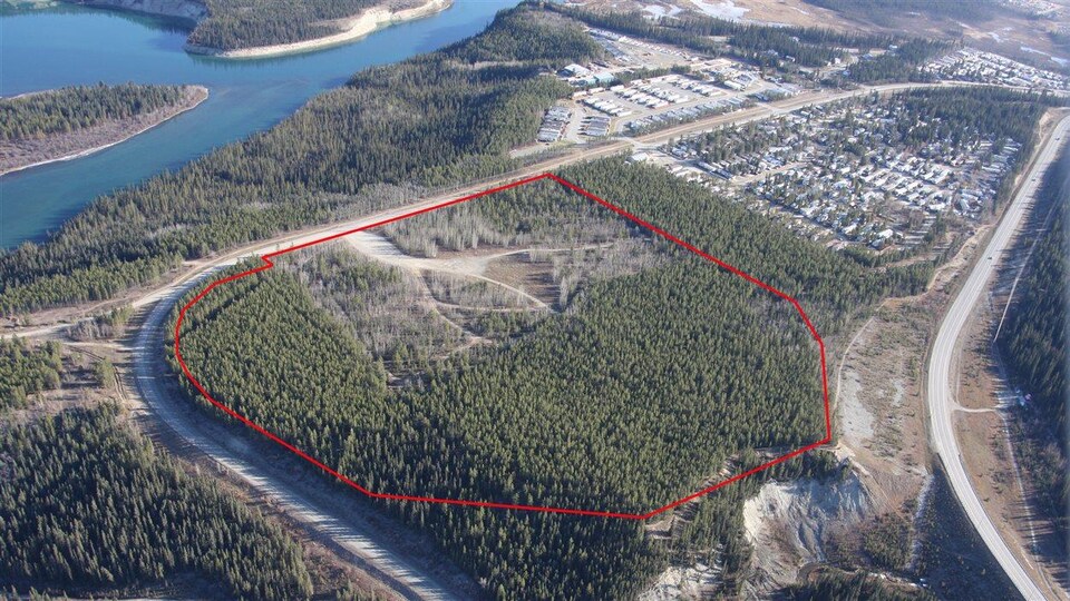 Photo aérienne avec un cercle rouge autour des terres de la Première Nation Kwanlin Dün.