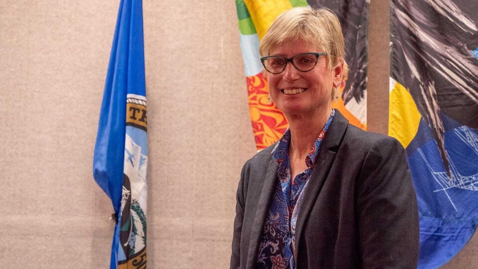 Laura Cabott dans la salle du conseil municipal.