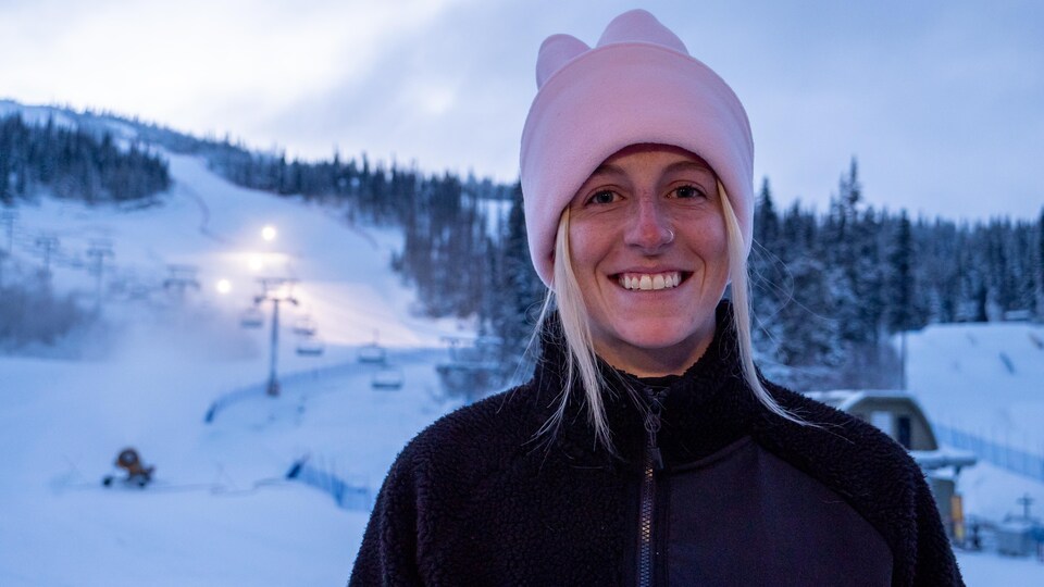 Portrait de Laurie Blouin au pied des pistes du Mont Sima.