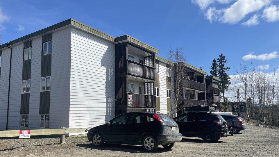 Plan extérieur d'un immeuble dans le quartier de Hillcrest à Whitehorse.