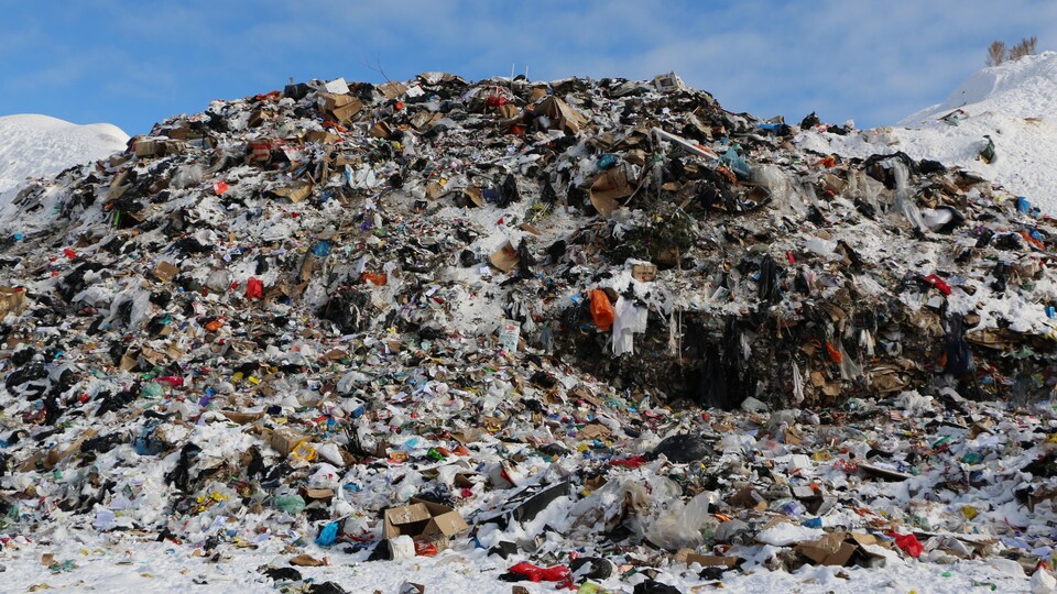 Une grosse pile de déchets dans le dépotoir de Mayo.