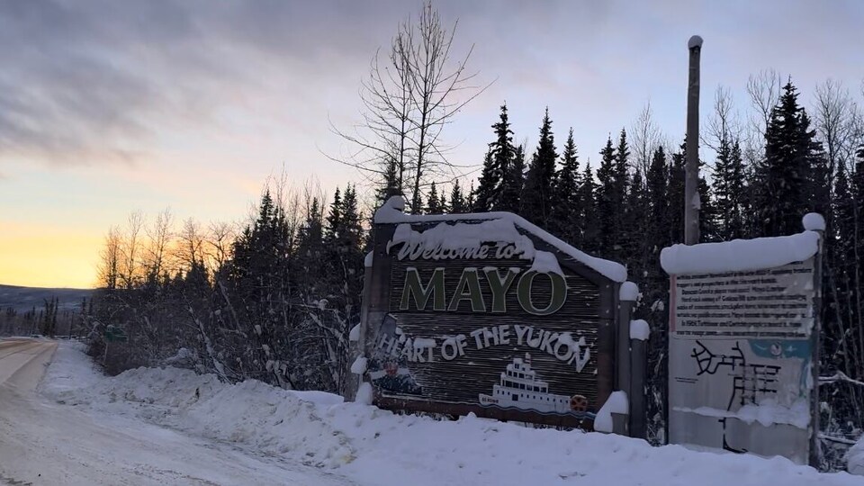 Le panneau de bienvenue du village de Mayo sous la neige, le 9 janvier 2023.   