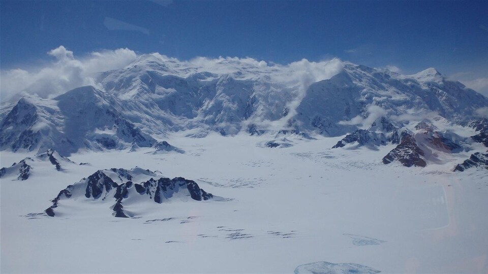 Une montagne enneigée