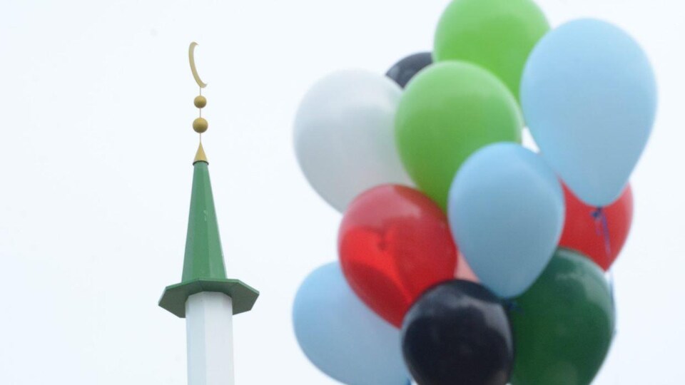 Un bouquet de ballons avec le minaret en arrière-plan.