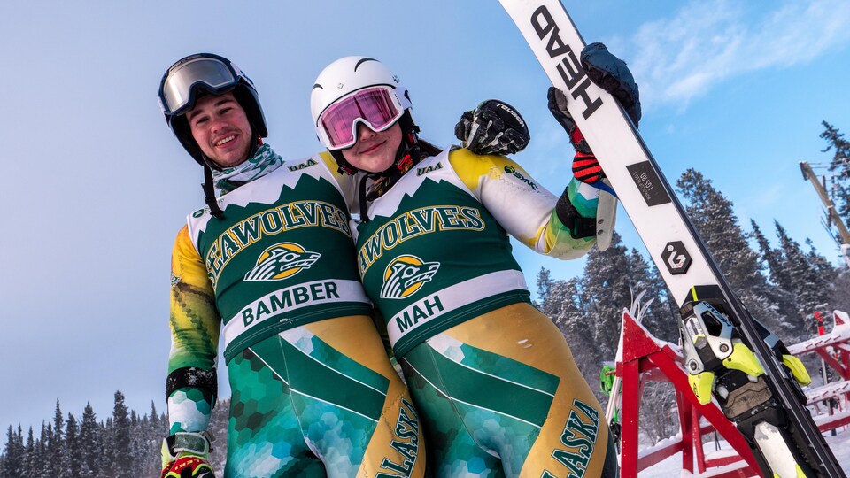 Moro Bamber et Nicole Mah posent avec leurs skis en bas des pistes du mont Sima.