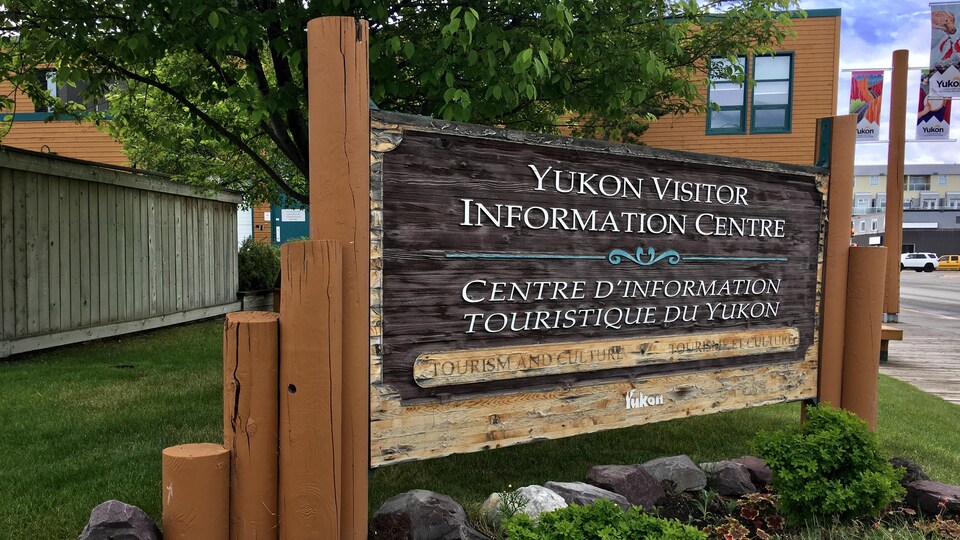 Un panneau de bois où l'on peut lire "Centre d'information touristique du Yukon"