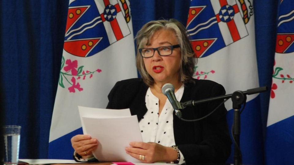 Tracy-Anne McPhee s'exprime en conférence de presse.