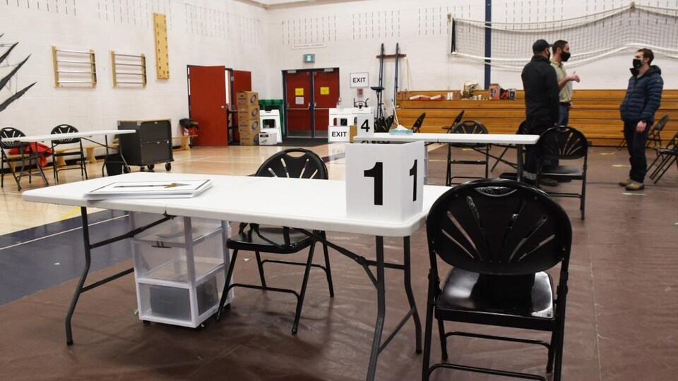 Une table et des chaises vides dans un gymnase.