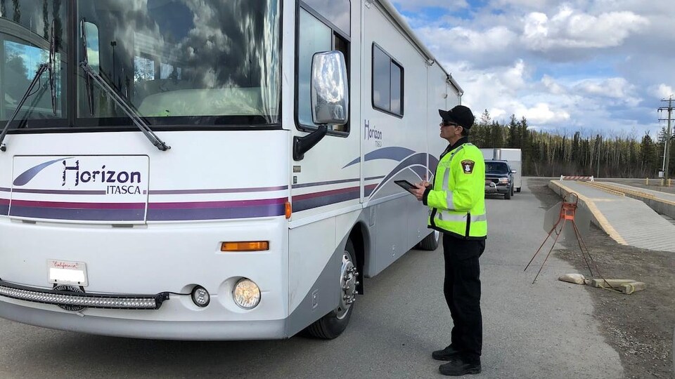 Un véhicule récréatif est immobilisé à un poste de contrôle à Watson Lake, au Yukon.