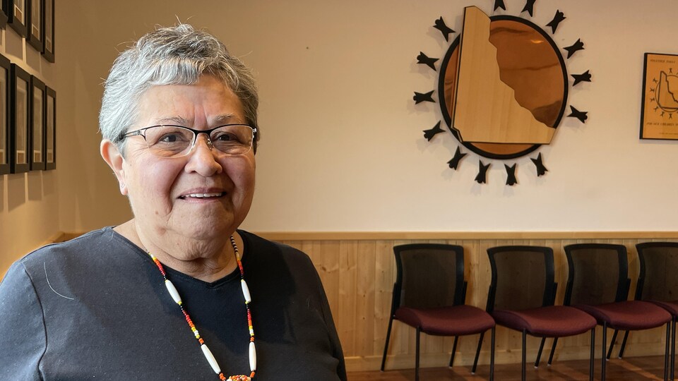 Adeline Webber dans les bureaux du Conseil des Premières Nations du Yukon, le 24 mars 2023. 