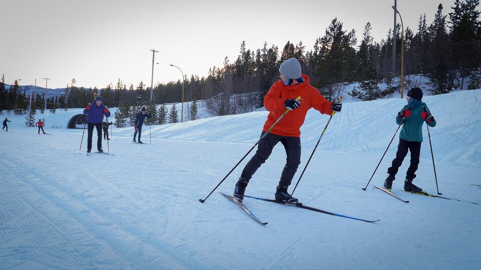 Des jeunes en ski de fond au centre de ski du mont McIntyre, à Whitehorse, le 18 janvier 2023.