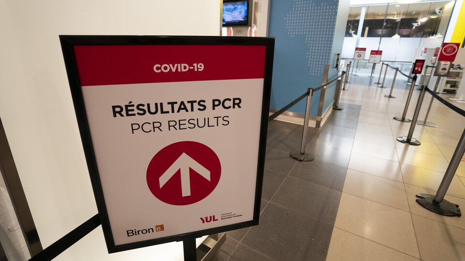 Une pancarte indique où se trouve le comptoir pour subir un test de dépistage de la COVID-19.
