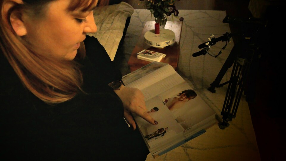 Yuliia Okhrimenko montre une photo de mariage.