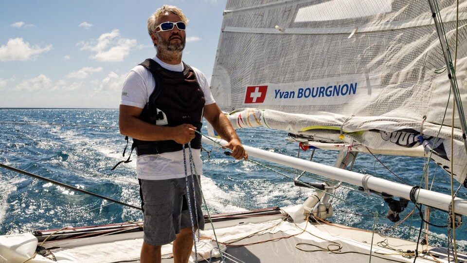 Yvan Bourgnon à bord de son catamaran.