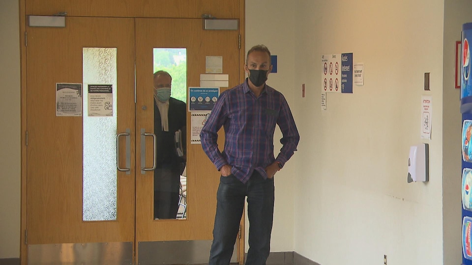 Yvan Truchon et son avocat en arrière-plan.