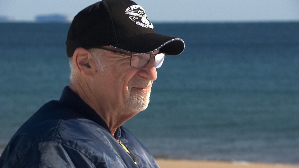 Yves Bourgeois regarde la mer